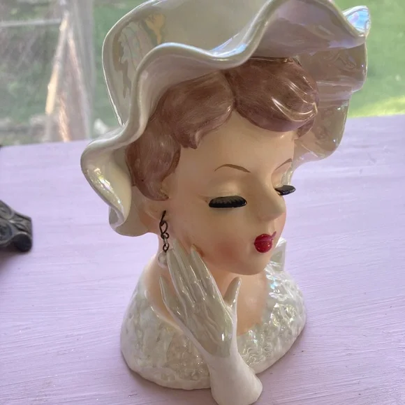 Elegant Vintage Lady Head Vase with Hat - Picture 4 of 10